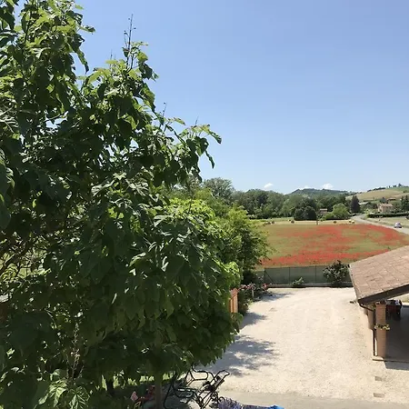 Tra I Campi Di Papaveri לינה וארוחת בוקר